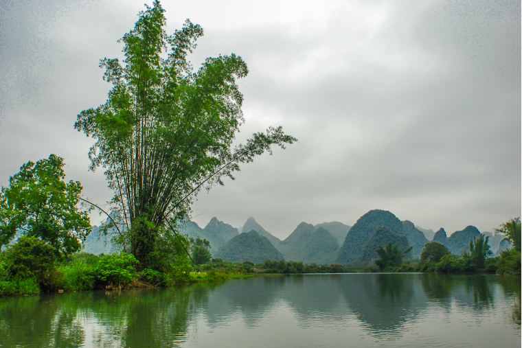 River and limestone peaks in Yangshuo